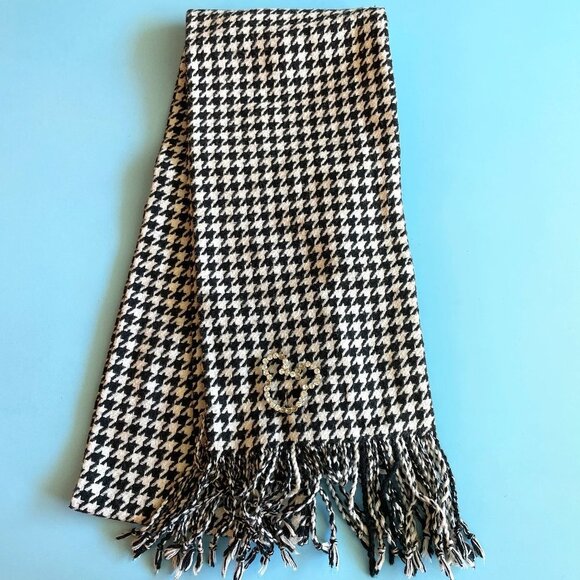 Disney Houndstooth Scarf with Mickey Rhinestone Brooch Black White - Picture 1 of 3